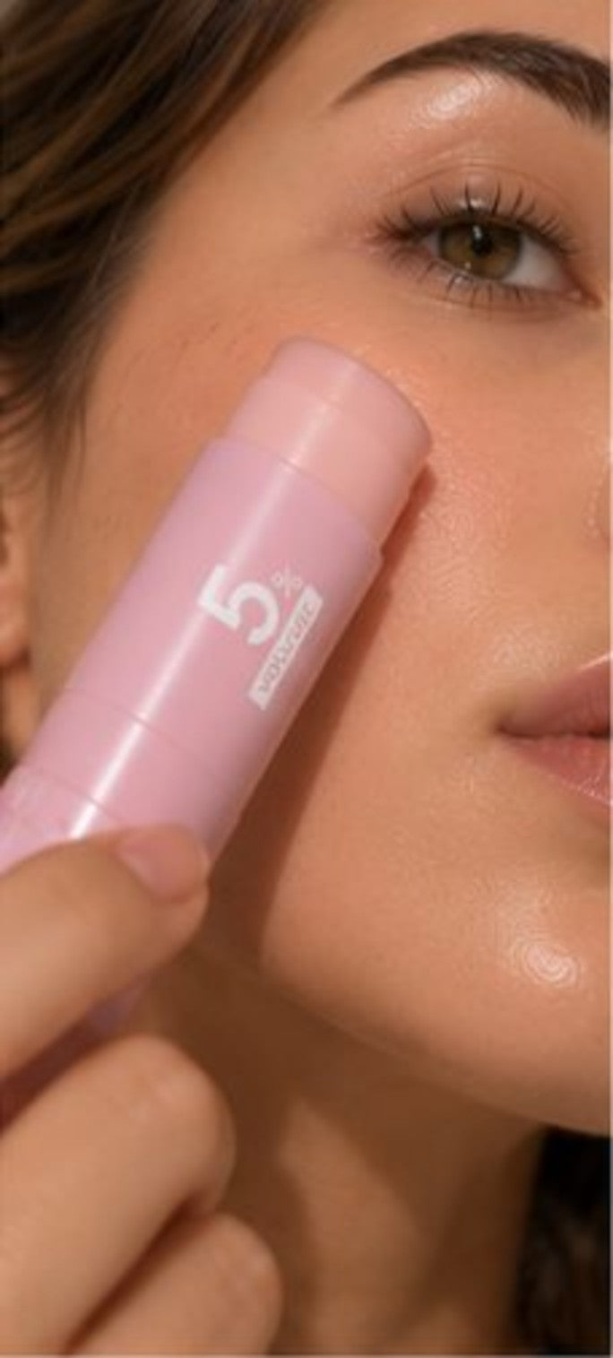 Baume stick appliqué sur le contour des yeux