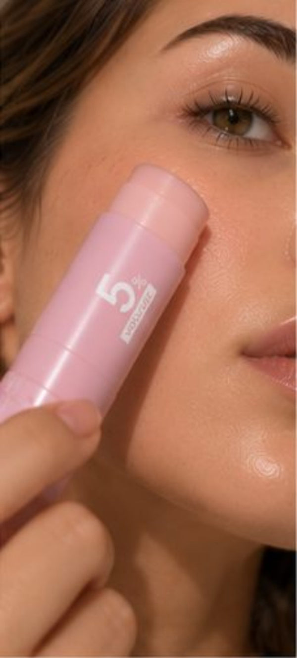 Baume stick appliqué sur le contour des yeux